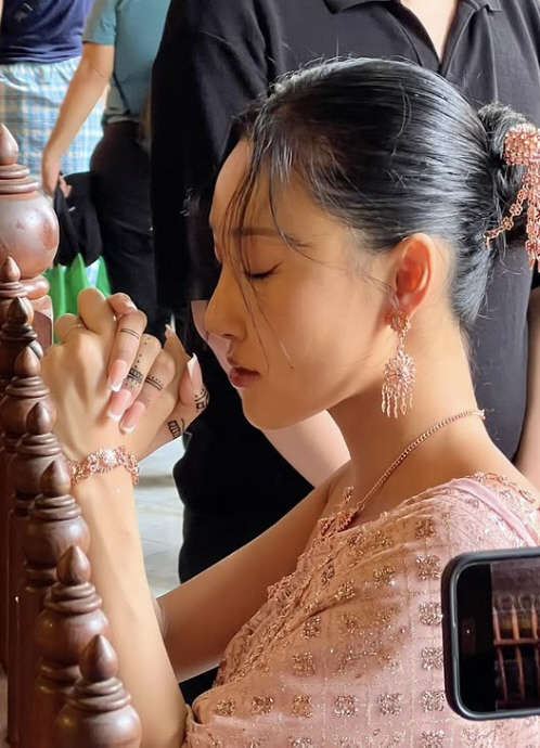 Hwasa, just wearing underwear on the street...Recent state of lingerie look after confession of hearing loss 