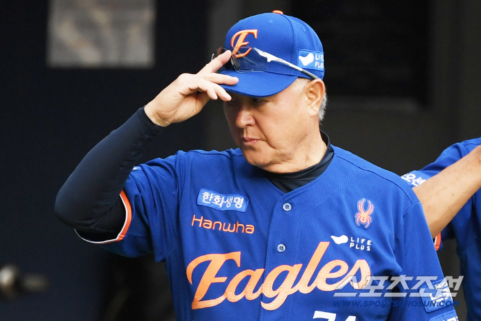 In addition, the gap widened with Hanwha manager Kim Kyung-moon's No. 1 LG, who is suffering from an unknown slump that has collapsed 7.8 billion FA