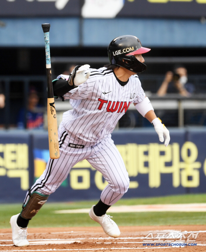 In addition, the gap widened with Hanwha manager Kim Kyung-moon's No. 1 LG, who is suffering from an unknown slump that has collapsed 7.8 billion FA