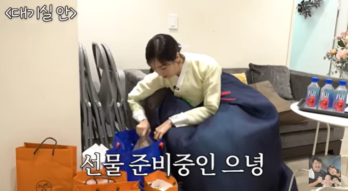 Kang Jae-jun ♥ Lee Eun-hyung, the first birthday present is Hermes...the scene of a magnificent stone mound