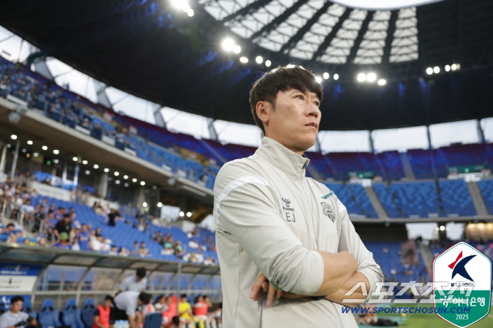 Kim Eun-joong, the coach of Suwon FC, is playing a song on his way to work, just like Suwon FC's coach Park and Yokeres