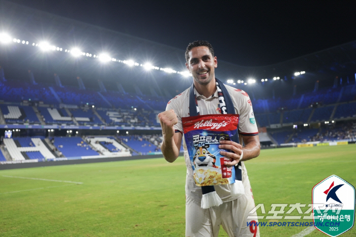 Kim Eun-joong, the coach of Suwon FC, is playing a song on his way to work, just like Suwon FC's coach Park and Yokeres