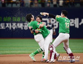 Kiwoom's acting coach Seol Jong-jin, who ended his four-game losing streak against Doosan, won thanks to the home fans who visited Gocheok Dome again today