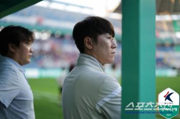 One loss through four consecutive wins was decided in the difference between Suwon FC coach Jung-joong's desperate X mistakes. 