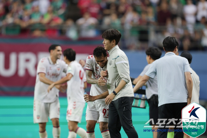 One loss through four consecutive wins was decided in the difference between Suwon FC coach Jung-joong's desperate X mistakes. 