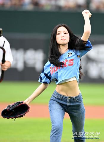 Arin, show off your abs and throw the first pitch