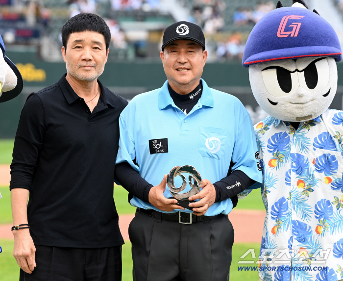  A ceremony to celebrate the achievement of the 3,000-game trip by referee Choi Soo-won