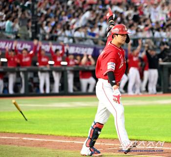  Cho Hyung-woo throws the bat, explodes with a three-run shot in the fourth inning