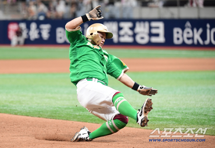  Choi Joo Hwan's foot. Fast forward to third base
