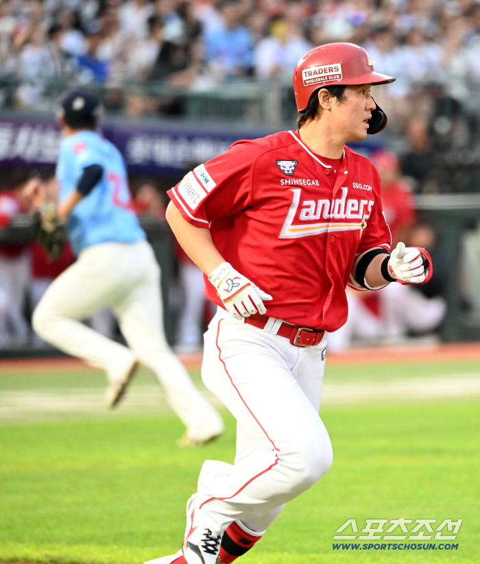  Choi Jung hit a timely RBI in the third inning