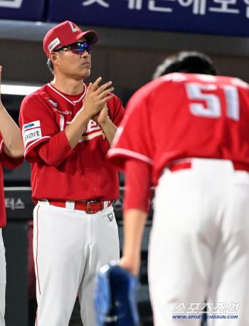  Director Lee Sung Yong applauds the players