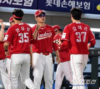  Director Lee Sung-yong, high-five with the players who worked hard
