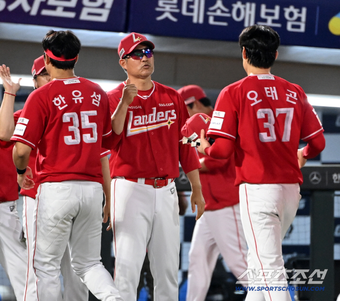  Director Lee Sung-yong, high-five with the players who worked hard