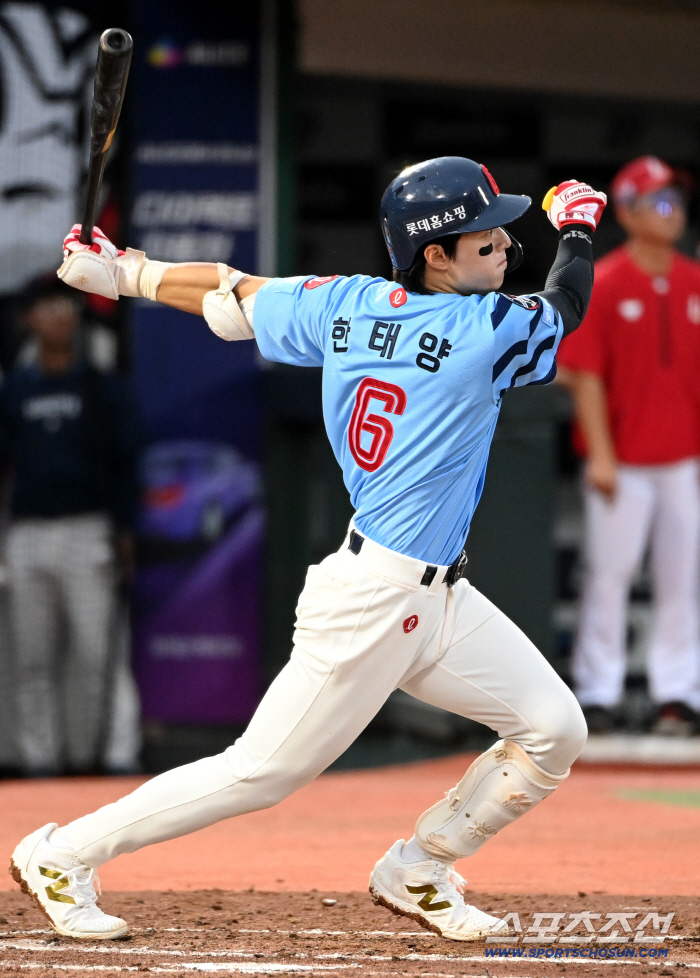  HAN TAE YANG makes a hit in the 3rd inning