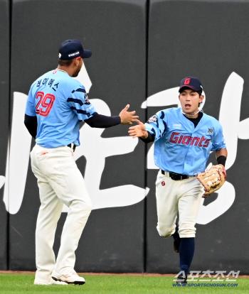  Hwang Sungbin is welcomed by Reyes, Fantastic Catch!