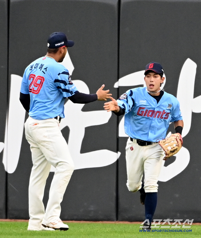  Hwang Sungbin is welcomed by Reyes, Fantastic Catch!