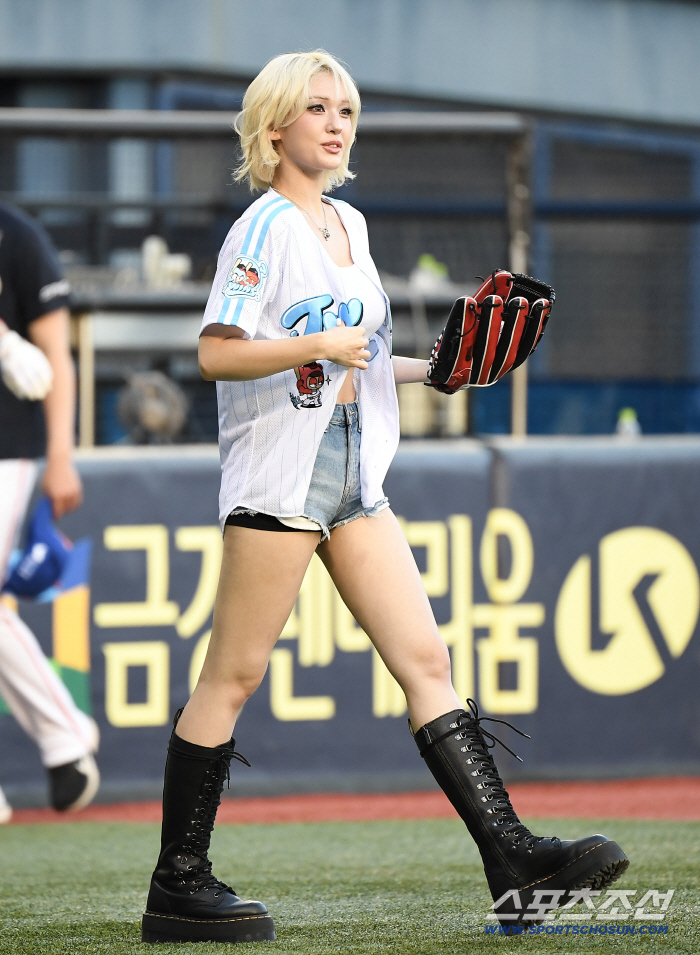  Jeon So-mi as the first pitchman