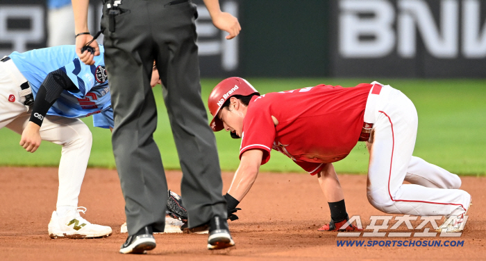  Jihoon Choi, hit and steal.