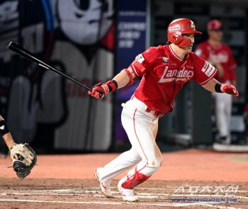  Jihoon Choi hits three hits.
