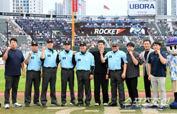  The judges gathered together to commemorate the achievement of the 3,000-game trip by Choi Soo-won