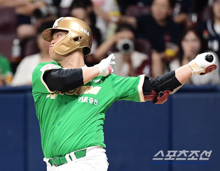  Kim Gun-hee's first RBI outfield fly