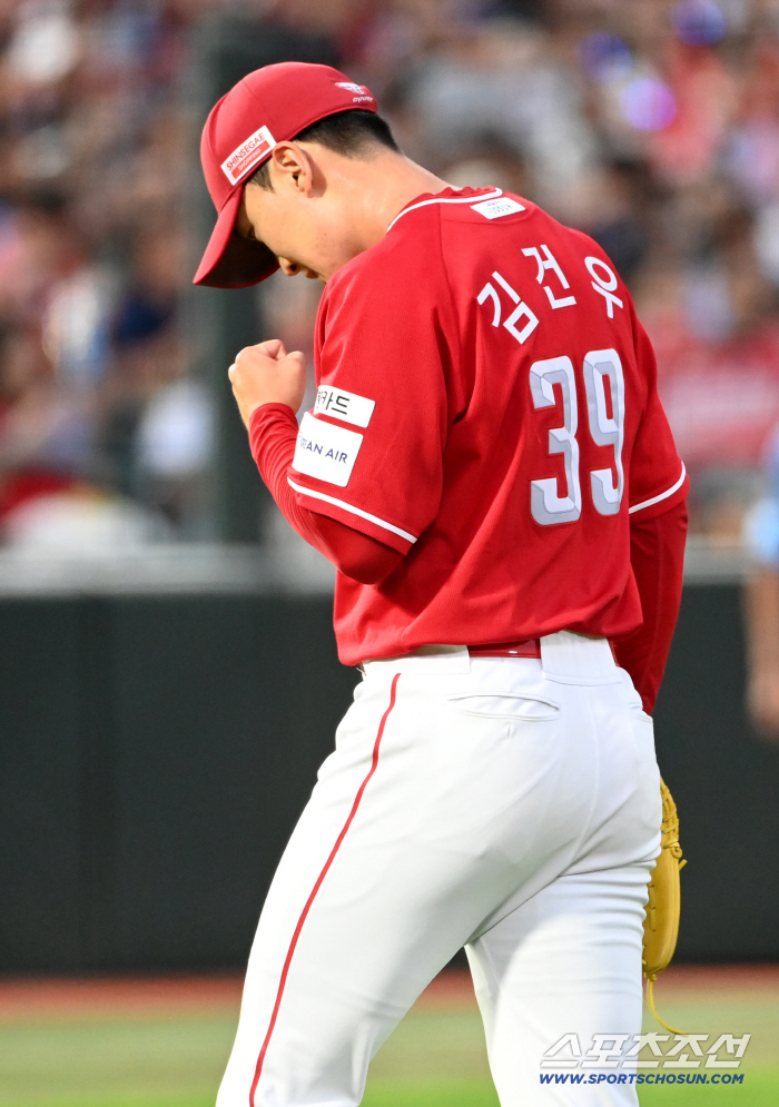  Kim Gunwoo, who clenched his fist, allowed no runs in the 3rd inning as well