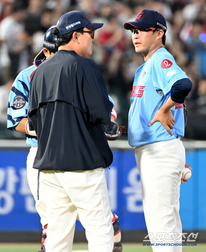  Park Se-woong is in a crisis with two outs and runners on first and third in the fourth inning