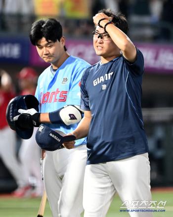  Park Sewoong is holding his head, and he's disappointed