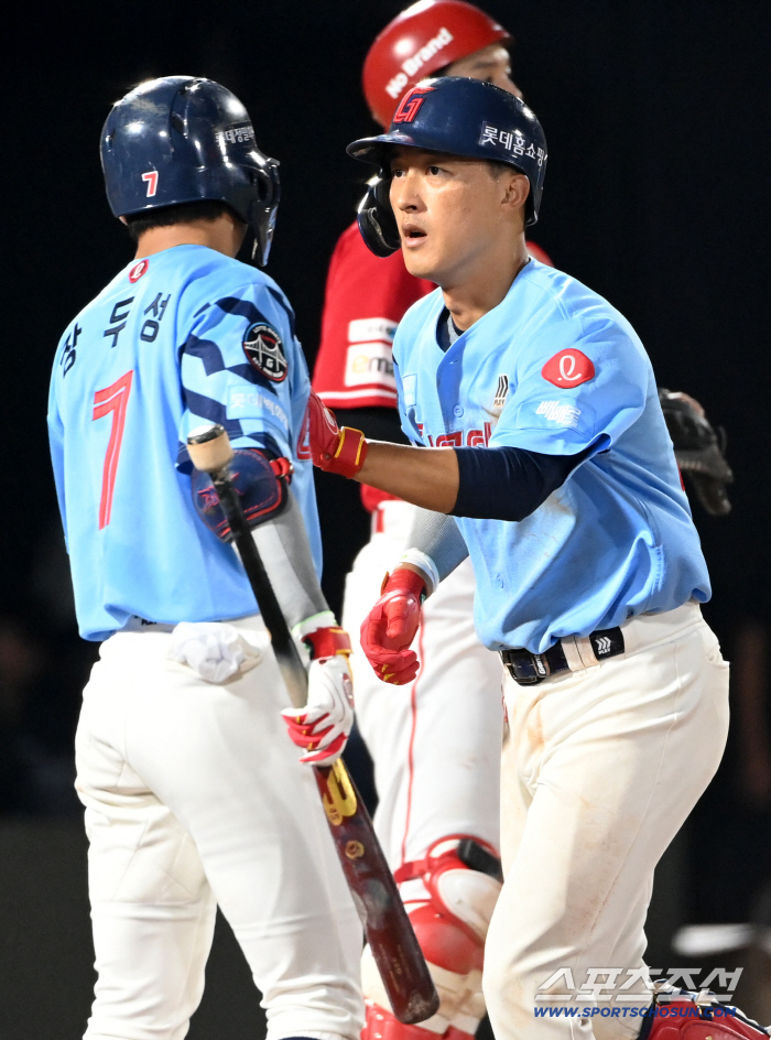  Roh Jin-hyuk launches his first home run of the season