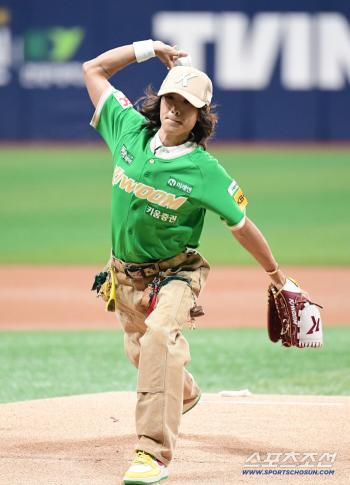 Seodo Band Seodo, Seodo wearing a baseball uniform, strong first pitch
