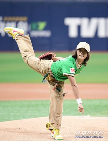  Seodo Band Seodo, strong first pitch on the mound