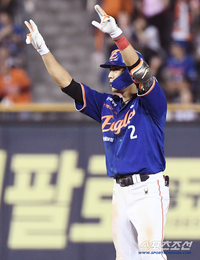  Shim Woojun hit a double