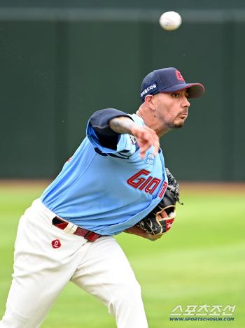  Velazquez catches for bullpen pitching