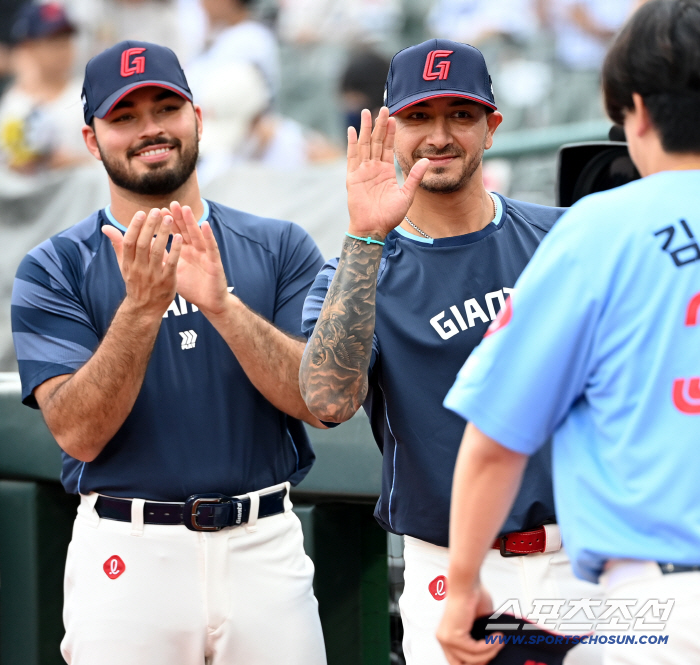  Velazquez Gamboa congratulates Kim Won-joong on winning the award