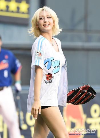  Victory fairy Jeon So-mi is at Jamsil Stadium