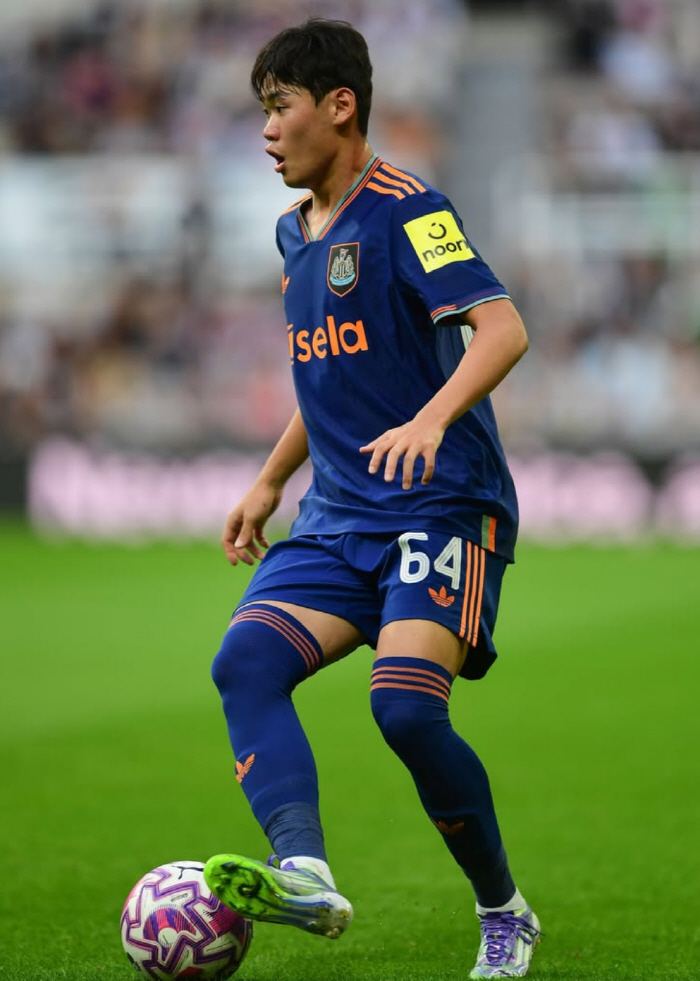 A player like that played in K League 2? Park Seung-soo, the 1st player who embarrassed Newcastle fans, cheers for being our Son Heung-min