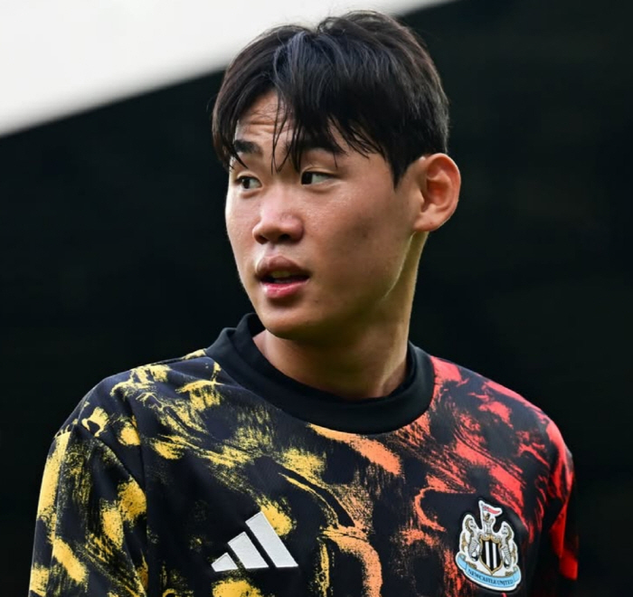 A player like that played in K League 2? Park Seung-soo, the 1st player who embarrassed Newcastle fans, cheers for being our Son Heung-min