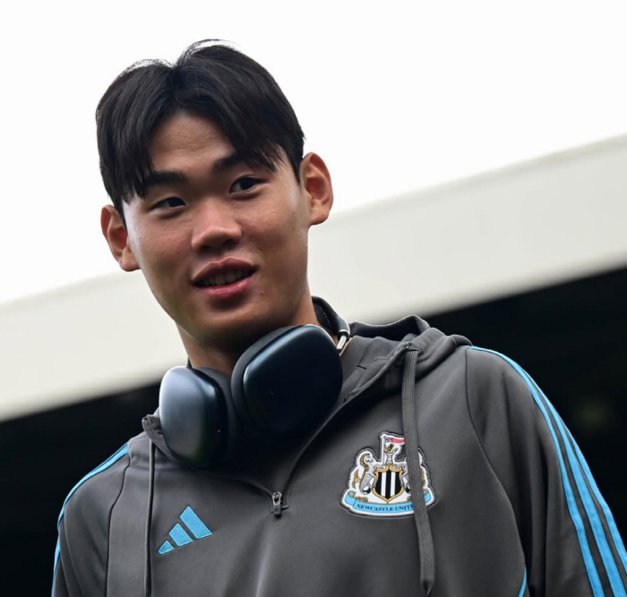 A player like that played in K League 2? Park Seung-soo, the 1st player who embarrassed Newcastle fans, cheers for being our Son Heung-min