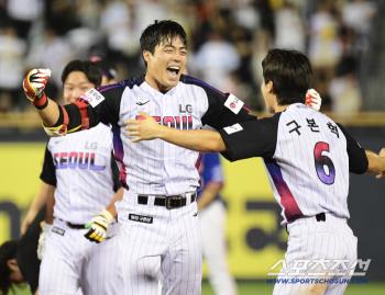 Put in the finishing batter to sweep the first and second places. The conclusion of the ERA 1.11vs0.90 pitcher match in the second half 