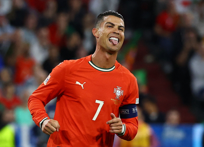 Ronaldo ignoring his native Portugal, now do you remember winning the 5th Ballon d'Or? He's making fun of me! It's all an illusion