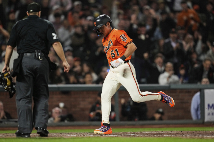 SF Lee Jung-hoo's batting sense, the master of pushing, achieved a hit in eight consecutive games by pushing in the bottom of the ninth inning