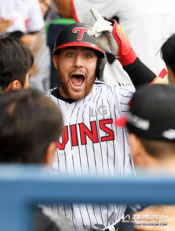 Shin Min-jae → Austin, a 140-meter long-range shot, dropped his head by Hanwha starter Um Sang-baek (Jamsil site) after getting tired of playing in the 14th pitch