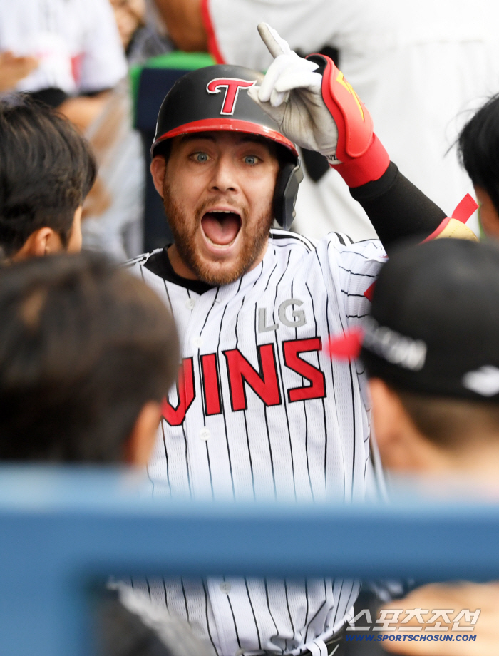 Shin Min-jae → Austin, a 140-meter long-range shot, dropped his head by Hanwha starter Um Sang-baek (Jamsil site) after getting tired of playing in the 14th pitch