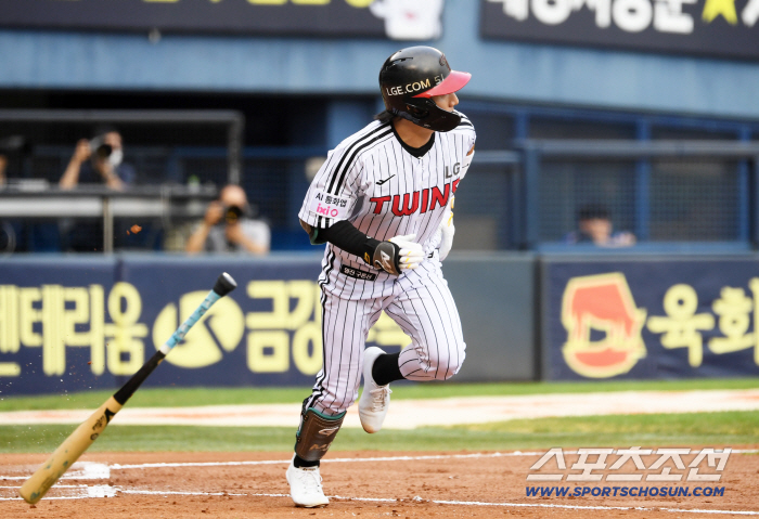 Shin Min-jae → Austin, a 140-meter long-range shot, dropped his head by Hanwha starter Um Sang-baek (Jamsil site) after getting tired of playing in the 14th pitch