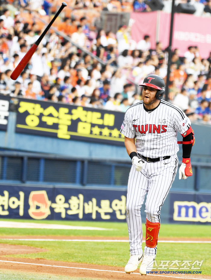 Shin Min-jae → Austin, a 140-meter long-range shot, dropped his head by Hanwha starter Um Sang-baek (Jamsil site) after getting tired of playing in the 14th pitch