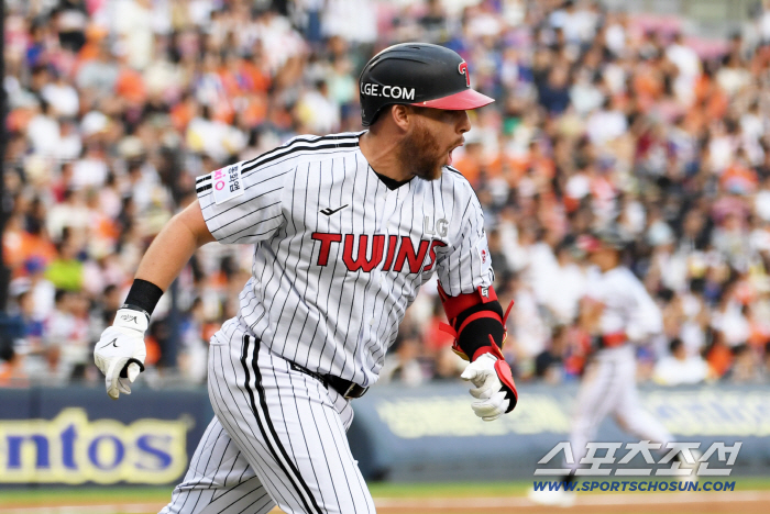Shin Min-jae → Austin, a 140-meter long-range shot, dropped his head by Hanwha starter Um Sang-baek (Jamsil site) after getting tired of playing in the 14th pitch