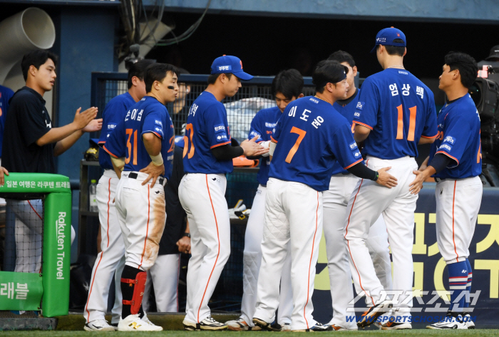 Shin Min-jae → Austin, a 140-meter long-range shot, dropped his head by Hanwha starter Um Sang-baek (Jamsil site) after getting tired of playing in the 14th pitch