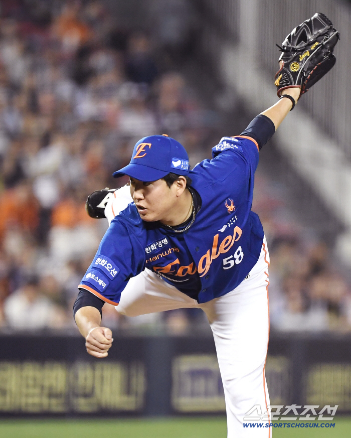 Son Ah-seop, the winning contractor with two RBIs, scored a decisive goal. Moon Dong-ju won 9 times Kim Seo-hyun's sweat 25S Hanwha won 5-4. LG begins to chase the 2G car