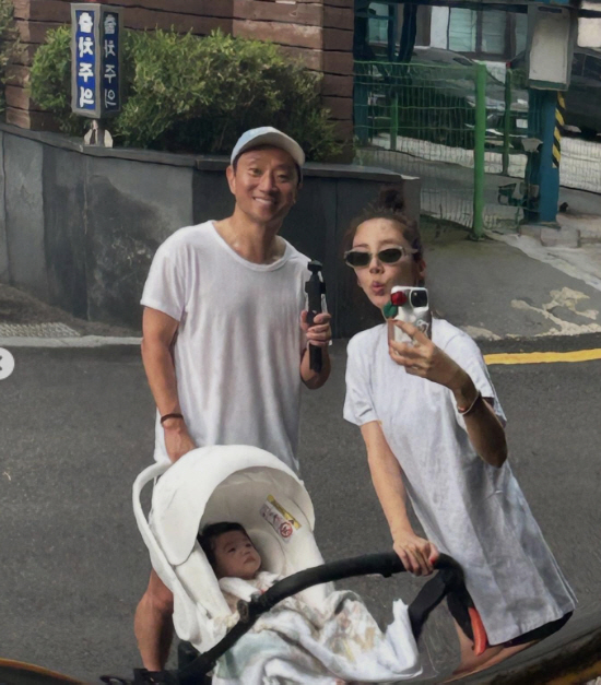 Son Dam-bi ♥ Lee Kyu-hyuk, wearing an extended T-shirt  slippers, and walking to Buchon in front of the house..Three families are excited