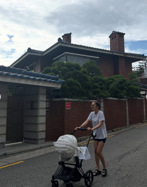 Son Dam-bi ♥ Lee Kyu-hyuk, wearing an extended T-shirt  slippers, and walking to Buchon in front of the house..Three families are excited